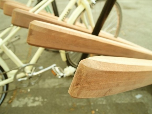 gigantic comb 580x435 Giant Comb to Rack Your Bicycle